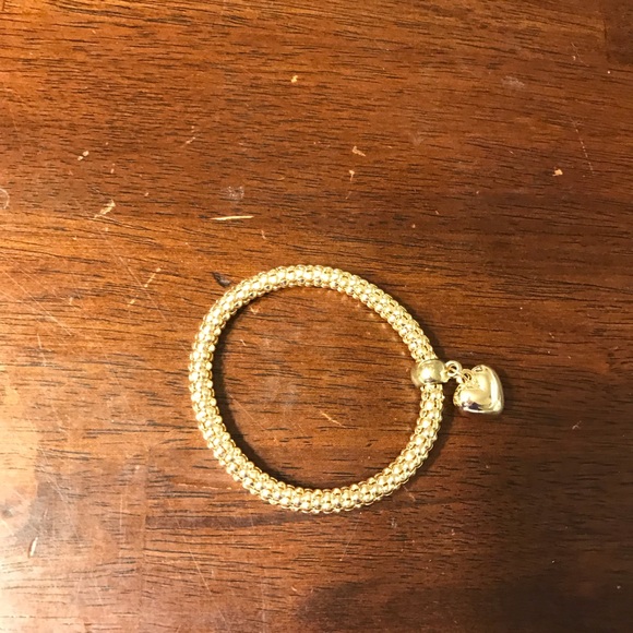 Jewelry - Stretch gold bracelet w heart charm
